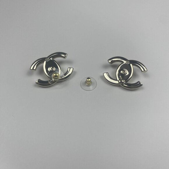 CHANEL Pre-Owned 1995 Gold Tone Turn Rock CC Clip On Earrings - Picture 6 of 9